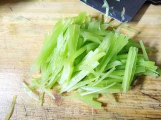 【苏州】小炒莴笋丝的做法步骤:2