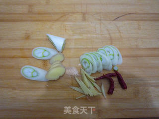 【东北】酸菜白肉的做法步骤:2