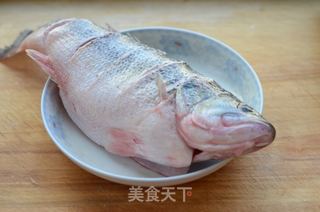 【广东】清蒸鲈鱼的做法步骤：1
