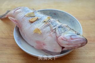 【广东】清蒸鲈鱼的做法步骤:2