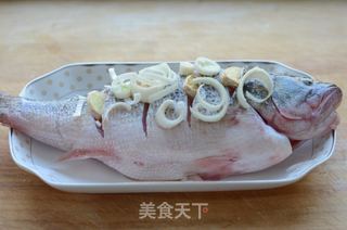 【广东】清蒸鲈鱼的做法步骤:3