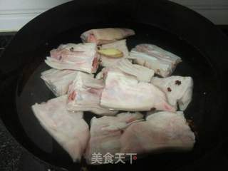 【天津】红烧猪蹄的做法步骤:3