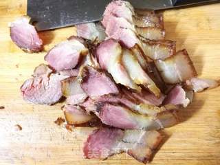 【苏州】腊肉煸菌菇的做法步骤:2