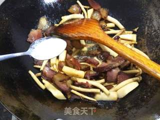 【苏州】腊肉煸菌菇的做法步骤：11