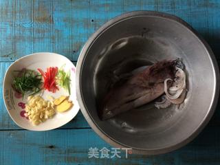 【闽南】灼烫鲜美鱿鱼的做法步骤：1