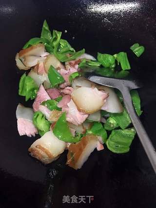 【重庆】青椒炒腊肉的做法步骤:4