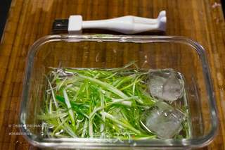 厨房小白的鸡年菜:响油香葱鸡腿 的做法步骤:2