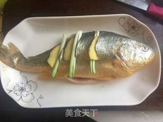 【江苏】清蒸黄花鱼的做法步骤:2