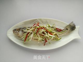 【广东】清蒸鲈鱼的做法步骤:9