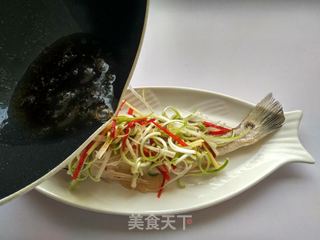 【广东】清蒸鲈鱼的做法步骤:10