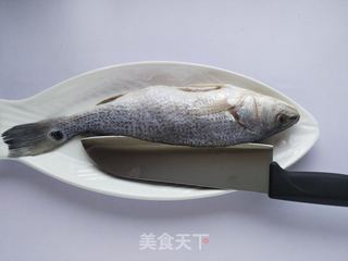 【广东】清蒸鲈鱼的做法步骤:2