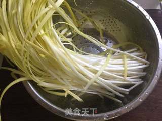 【苏州】韭黄肉丝春卷的做法步骤:4