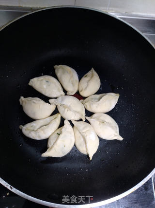 【山东】荠菜煎饺的做法步骤:8