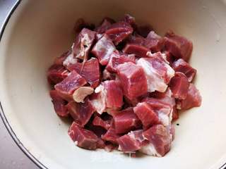 【烟台】红烧牛肉的做法步骤：1