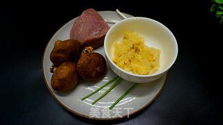 酸菜香菇鸡蛋炒饭的做法步骤：1