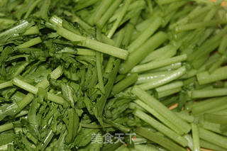 【辽宁】花生凉拌茼蒿菜的做法步骤:2