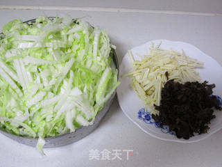 【上海】黄芽菜肉丝春卷的做法步骤：1