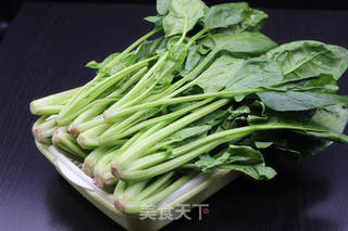 节后减肥排毒,枸杞炒菠菜的做法步骤:2