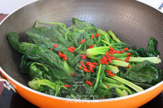 节后减肥排毒,枸杞炒菠菜的做法步骤:5