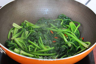 节后减肥排毒,枸杞炒菠菜的做法步骤:6