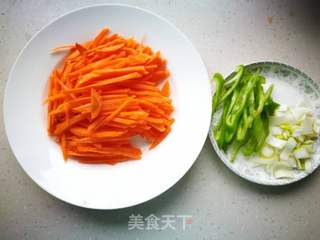 【烟台】胡萝卜炒豆芽的做法步骤：1