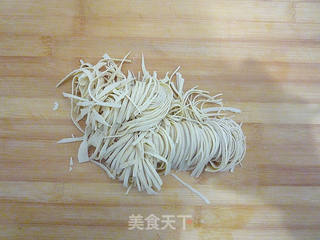 海带丝拌豆皮的做法步骤:2