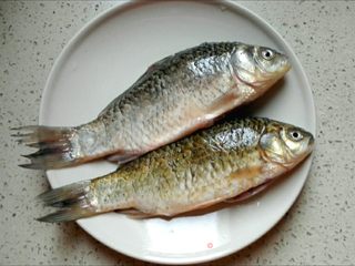 【天津】鲫鱼豆腐汤的做法步骤:2