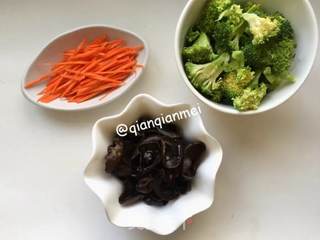 【山东】清新西兰花拌木耳的做法步骤：1