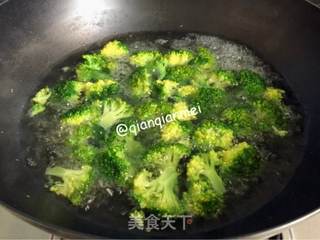 【山东】清新西兰花拌木耳的做法步骤：2