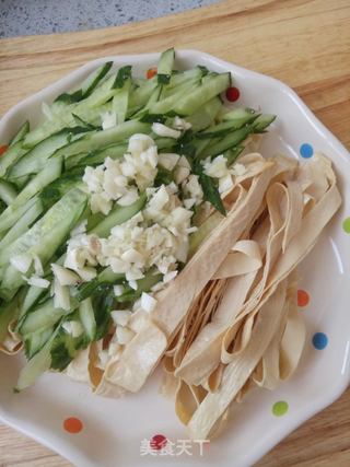 【天津】凉拌黄瓜油豆皮的做法步骤:4