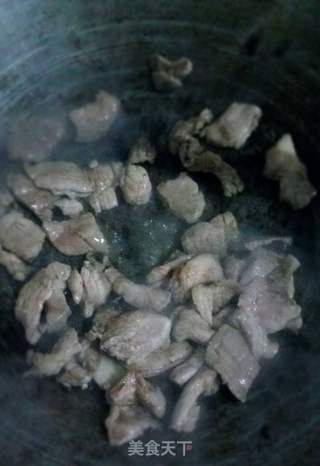 猪肉酸菜炖粉条的做法步骤:2
