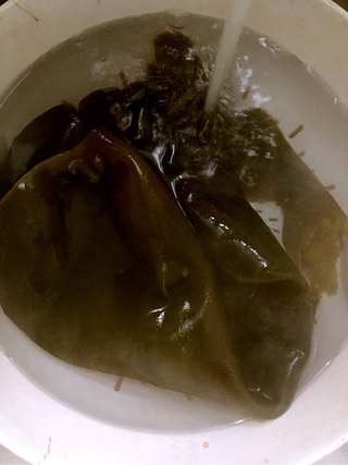 【重庆】海带煲腊排骨的做法步骤：1