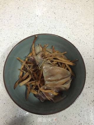【常德】金针瘦肉墨鱼汤的做法步骤:2
