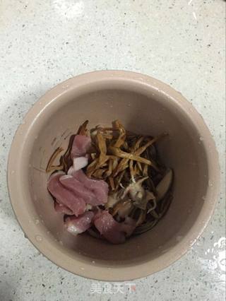 【常德】金针瘦肉墨鱼汤的做法步骤:3