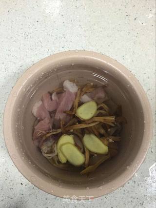 【常德】金针瘦肉墨鱼汤的做法步骤:4