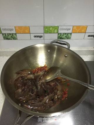 【义乌】豆瓣葱香炒虾的做法步骤:5