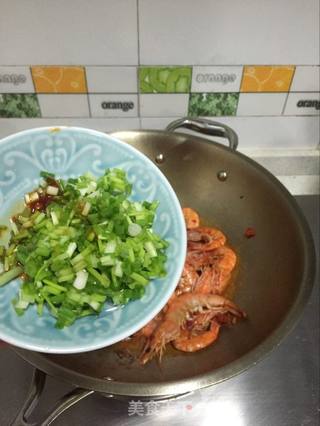 【义乌】豆瓣葱香炒虾的做法步骤:6