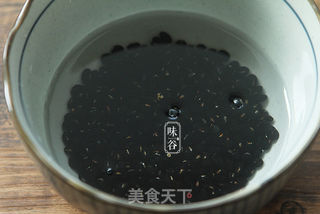 【广东】杜仲黑豆猪尾汤的做法步骤:2