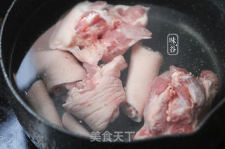 【广东】杜仲黑豆猪尾汤的做法步骤:4