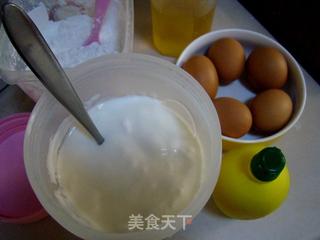 #第四届烘焙大赛暨是爱吃节#酸奶戚风淋面蛋糕的做法步骤:2