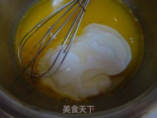 #第四届烘焙大赛暨是爱吃节#酸奶戚风淋面蛋糕的做法步骤:3