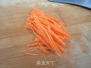 【天津】菠菜茎拌双丝 的做法步骤:5