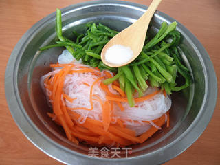 【天津】菠菜茎拌双丝 的做法步骤:9