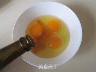 海鲜菇炒鸡蛋的做法步骤:2