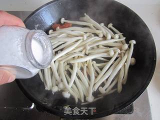 海鲜菇炒鸡蛋的做法步骤:7
