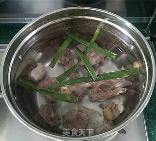 羊骨萝卜汤的做法步骤:3