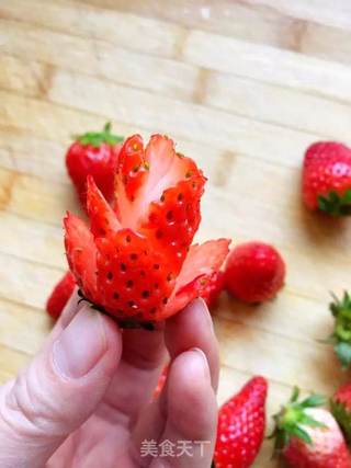 蜜汁草莓花的做法步骤:4
