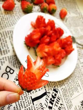 蜜汁草莓花的做法步骤:11