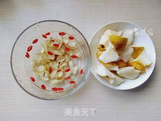 雪梨炖百合的做法步骤:2