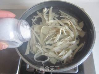韭菜炒千张的做法步骤:2